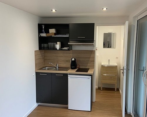 Ein Container wurde in einen modernen und eleganten Wohnraum im Freien umgewandelt.