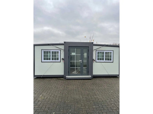 Winziges Haus, das neu und unbewohnt ist