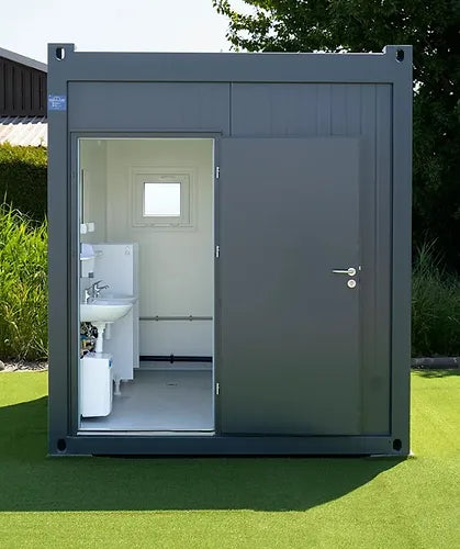 Sanitärcontainer (2,98 x 2,43), Toiletten (2x), Waschbecken (2x), Urinale (2x)