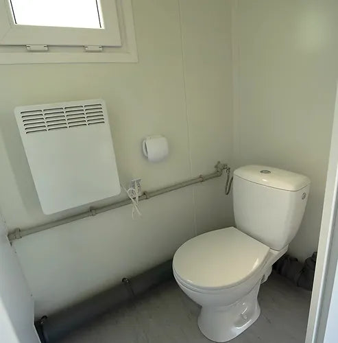 Sanitärcontainer (2,98 x 2,43), Toiletten (2x), Waschbecken (2x), Urinale (2x)