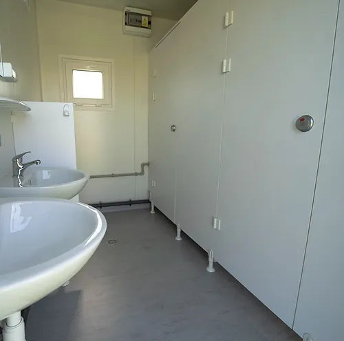 Sanitärcontainer (2,98 x 2,43), Toiletten (2x), Waschbecken (2x), Urinale (2x)