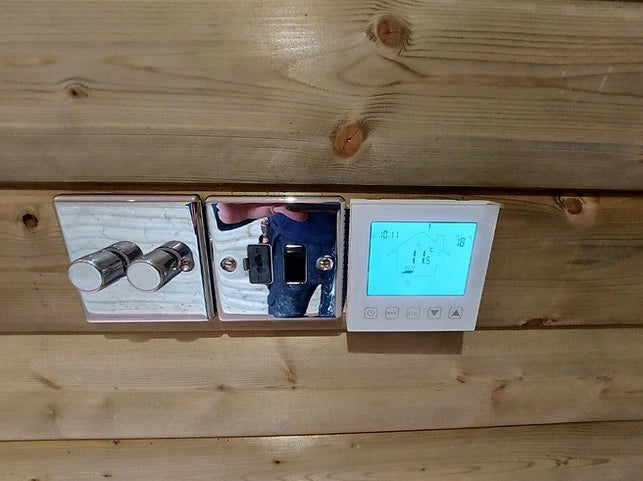 Heimbüro/Fitnessstudio – Umbau eines Schiffscontainers