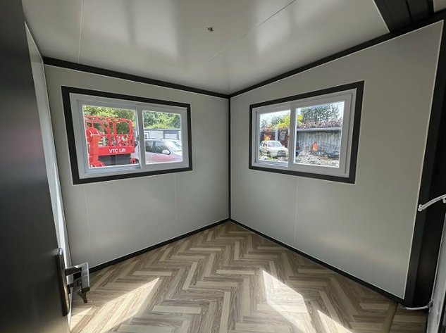 Mobiler Container – Tiny House mit zwei Schlafzimmern und Küche