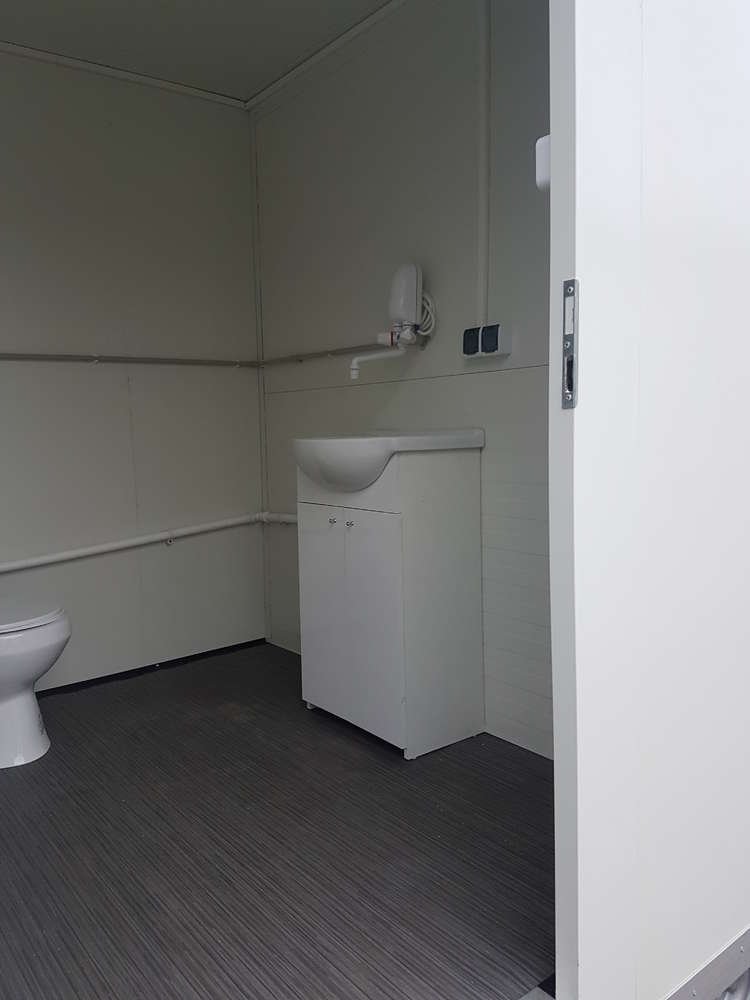 Sanitäranhänger mit Doppeltoilette 3,50x2M 750KG