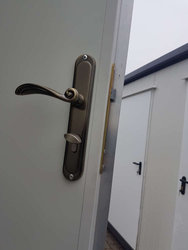 Sanitäranhänger mit Doppeltoilette 3,50x2M 750KG