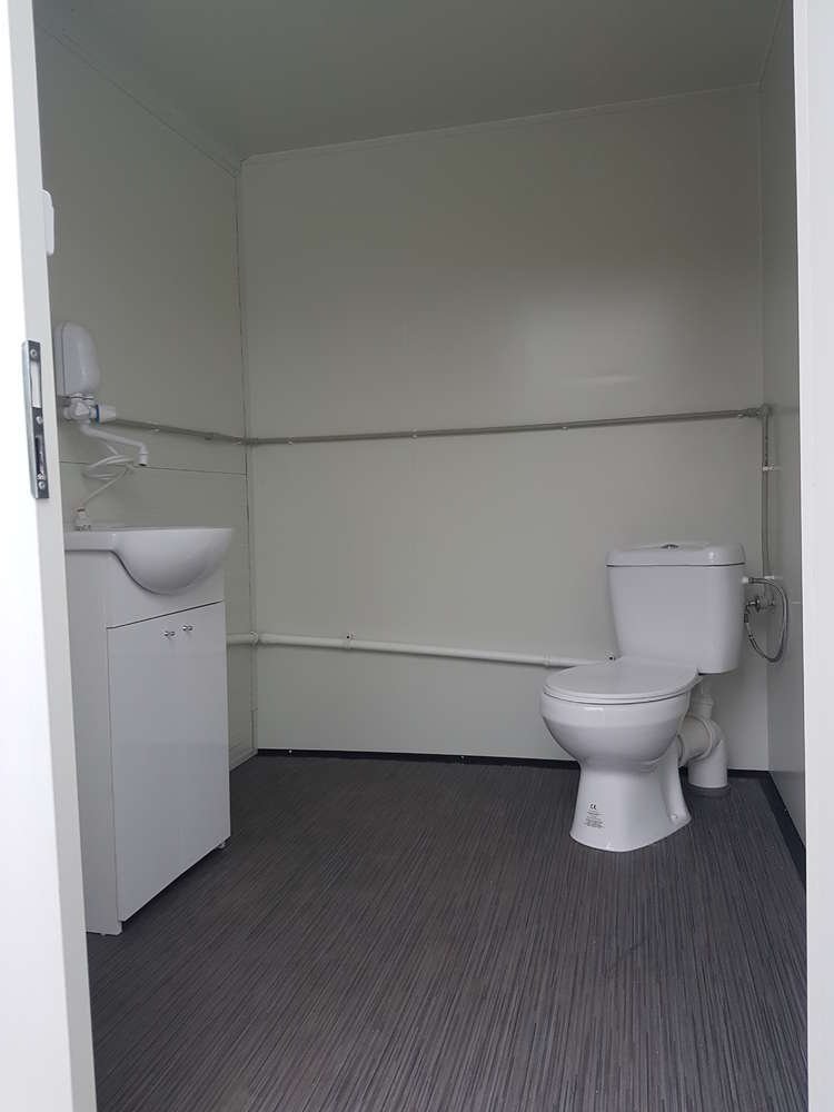 Sanitäranhänger mit Doppeltoilette 3,50x2M 750KG