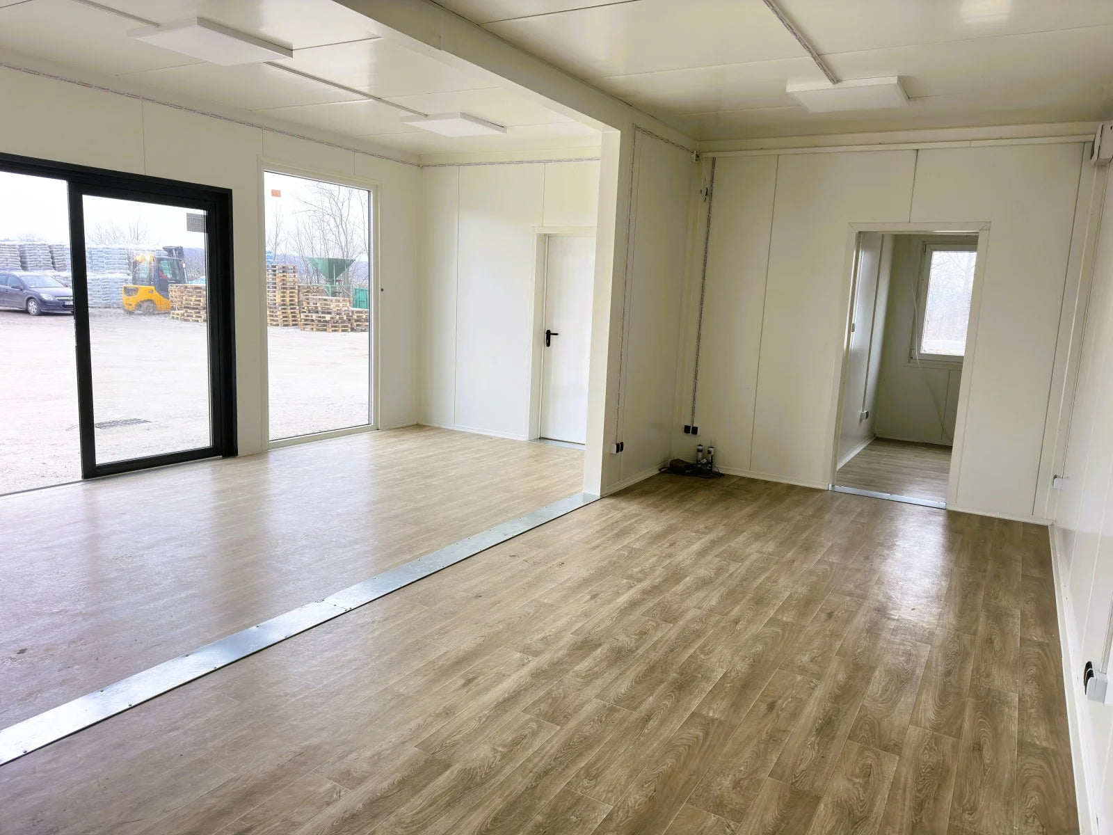 Modularer Sandwich-Container – Büros, Geschäfte/Logements, 6 Teile – 63 m²