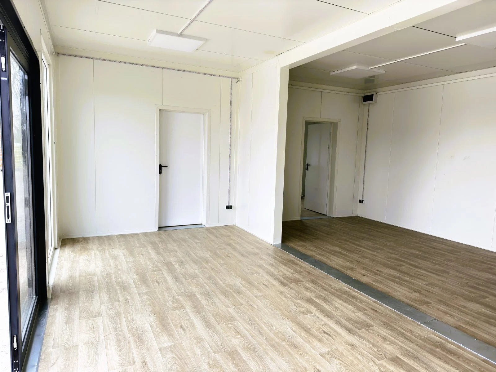 Modularer Sandwich-Container – Büros, Geschäfte/Logements, 6 Teile – 63 m²