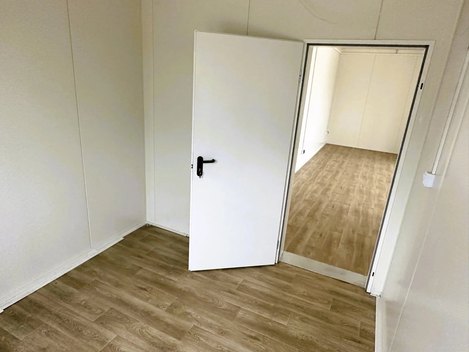 Modularer Sandwich-Container – Büros, Geschäfte/Logements, 6 Teile – 63 m²