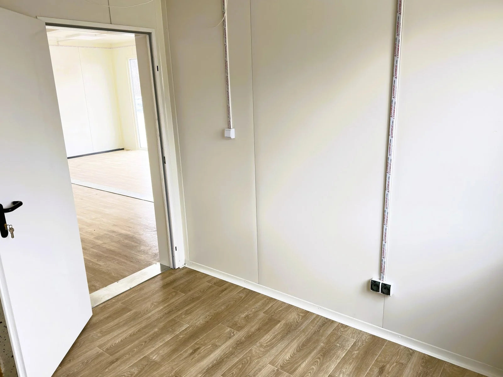 Modularer Sandwich-Container – Büros, Geschäfte/Logements, 6 Teile – 63 m²