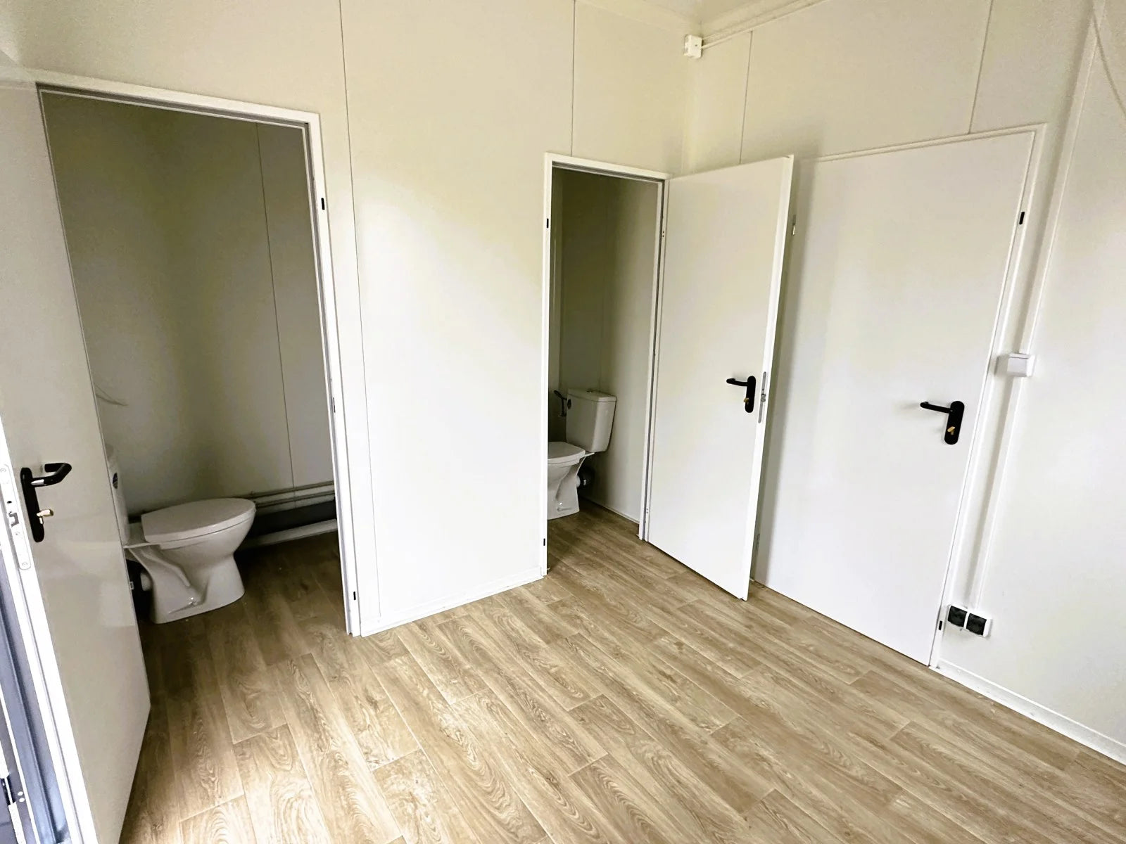 Modularer Sandwich-Container – Büros, Geschäfte/Logements, 6 Teile – 63 m²