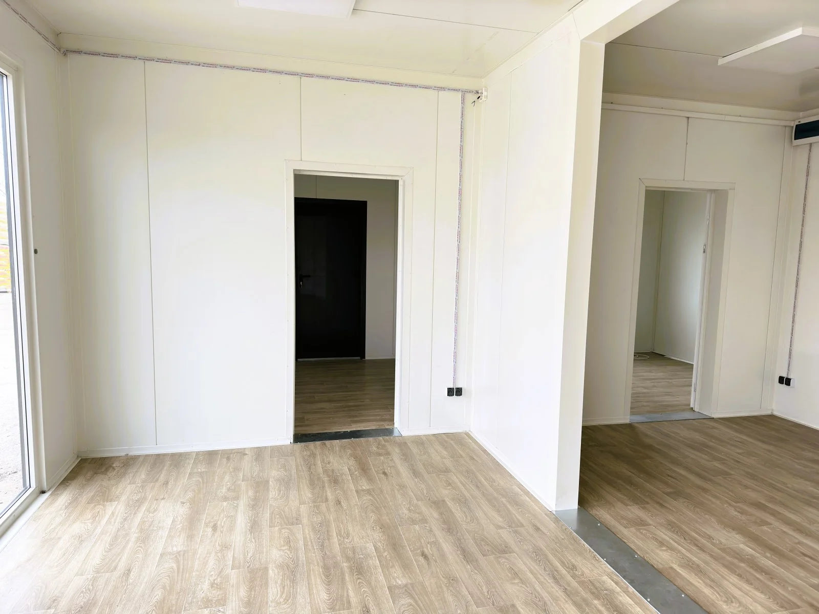 Modularer Sandwich-Container – Büros, Geschäfte/Logements, 6 Teile – 63 m²