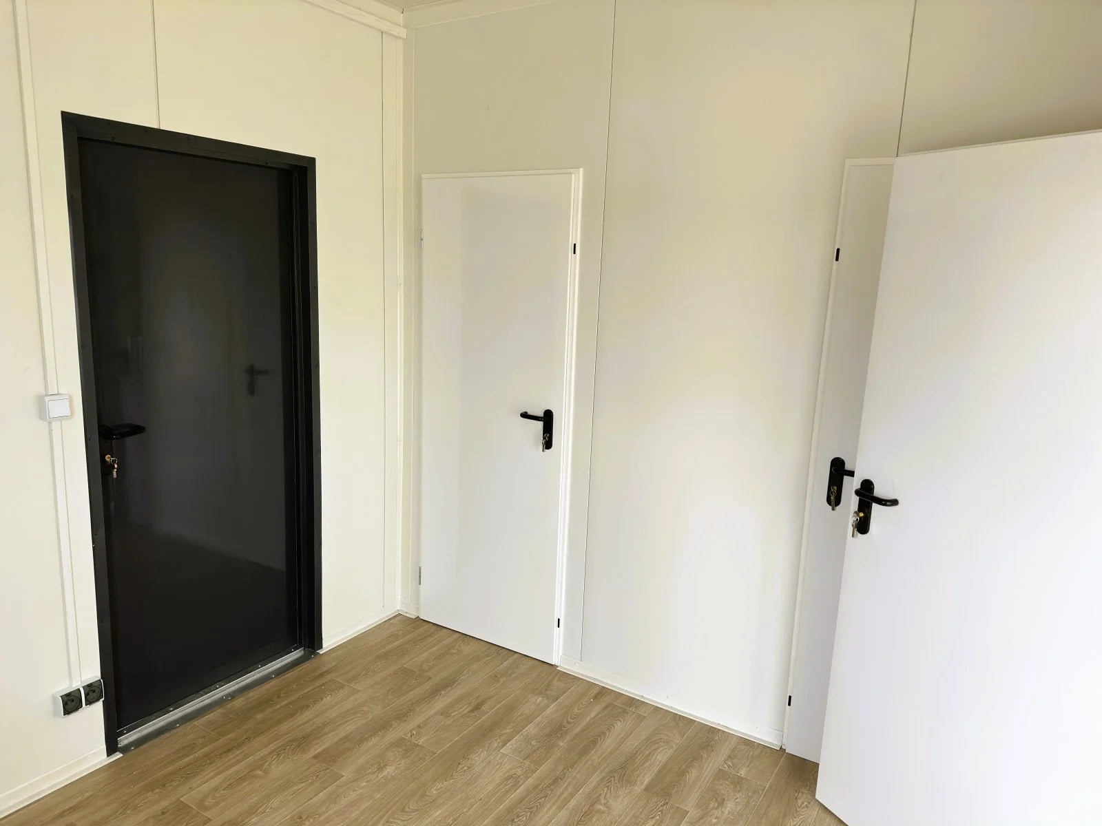 Modularer Sandwich-Container – Büros, Geschäfte/Logements, 6 Teile – 63 m²