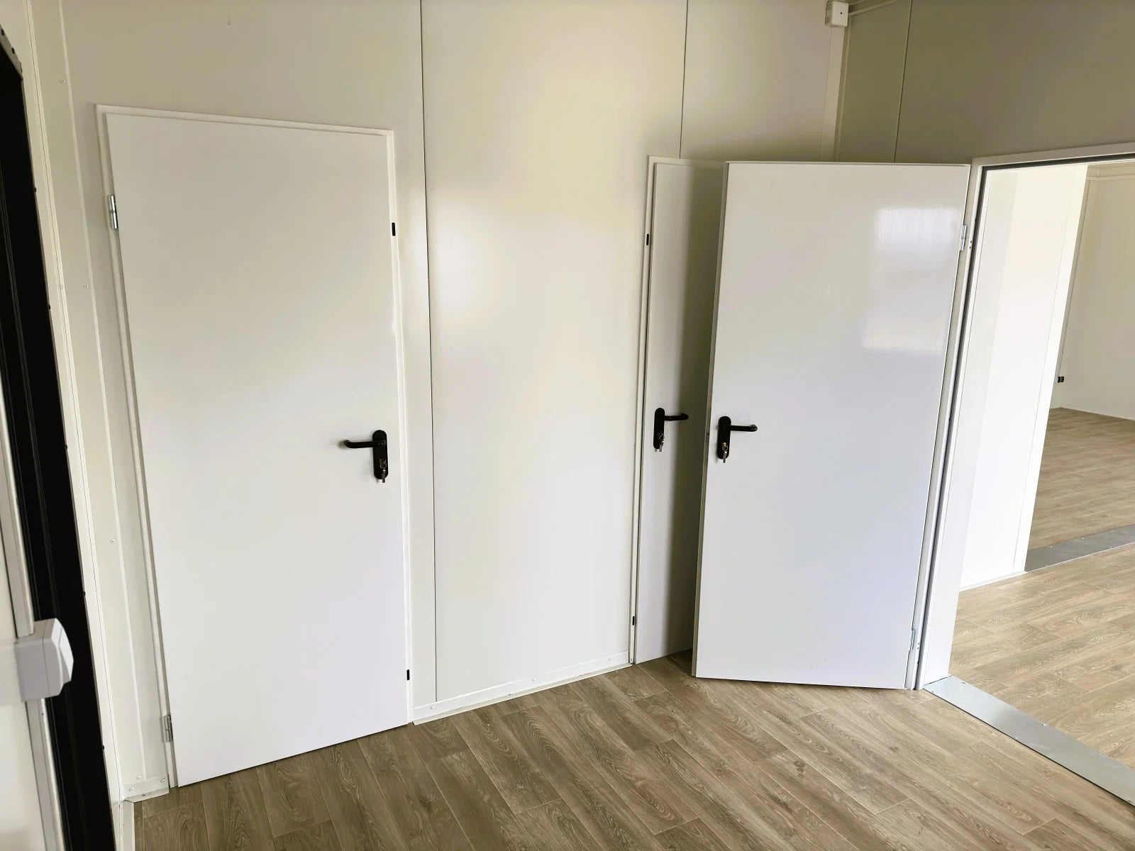 Modularer Sandwich-Container – Büros, Geschäfte/Logements, 6 Teile – 63 m²