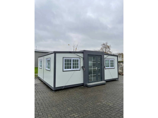 Winziges Haus, das neu und unbewohnt ist