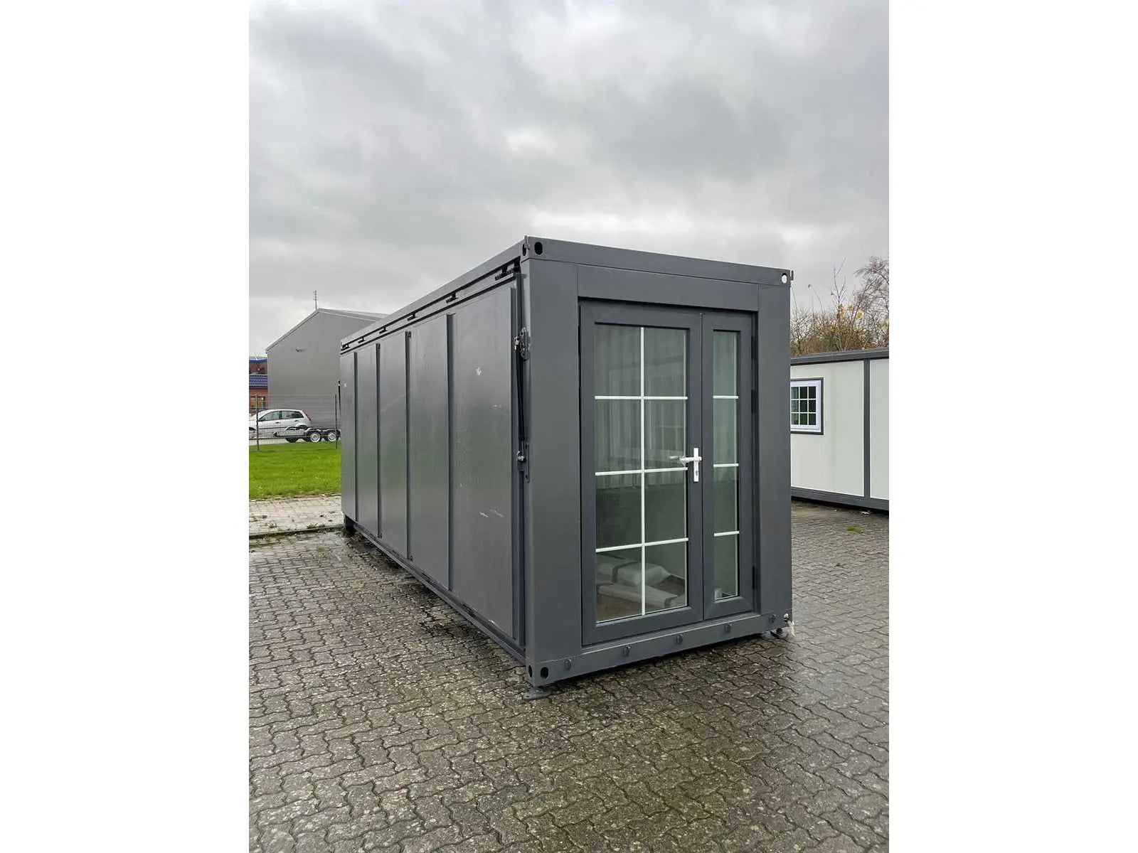 Winziges Haus, das neu und unbewohnt ist