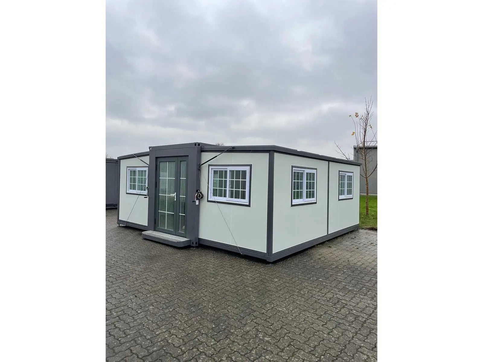 Winziges Haus, das neu und unbewohnt ist