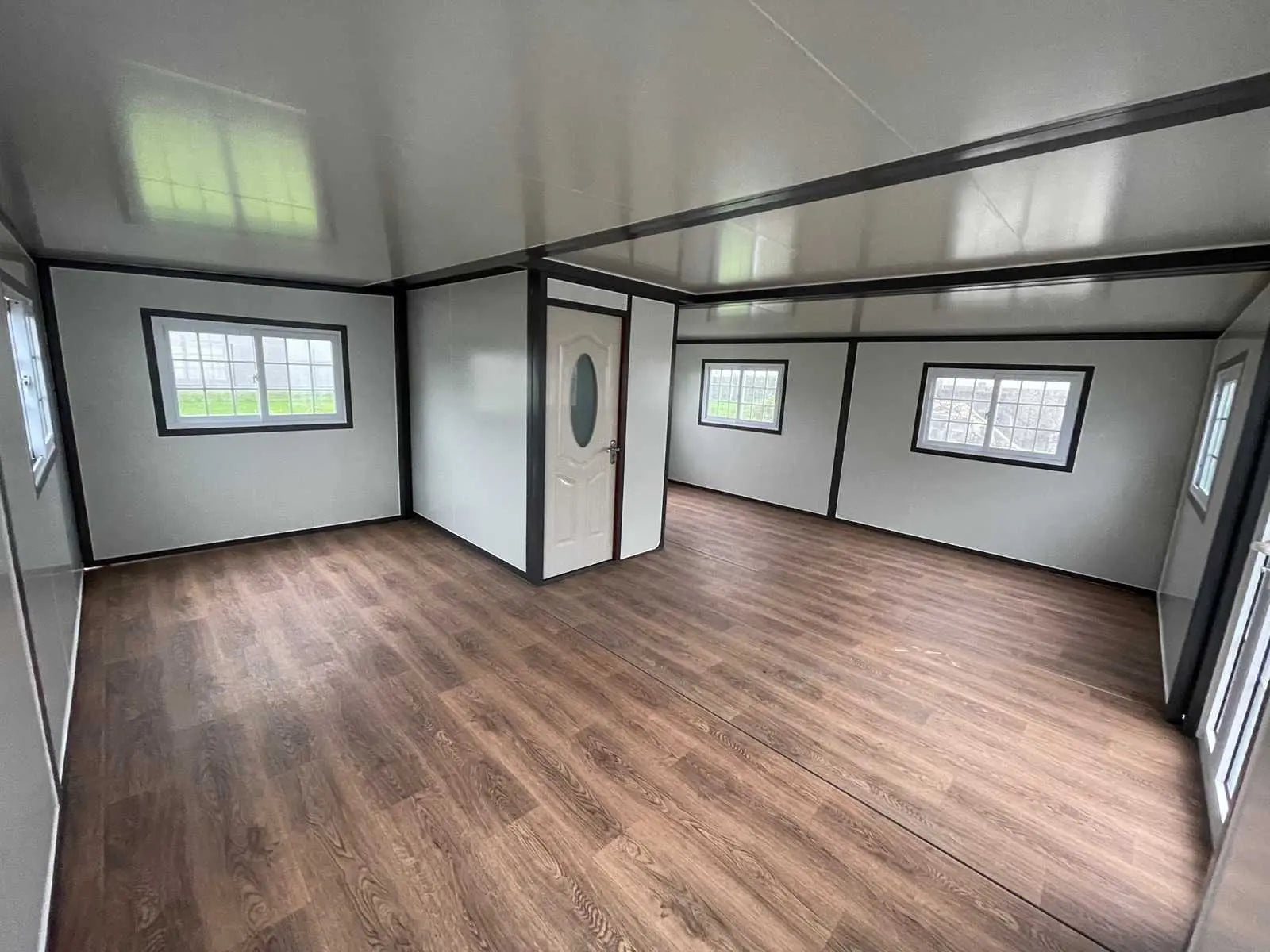 Winziges Haus, das neu und unbewohnt ist