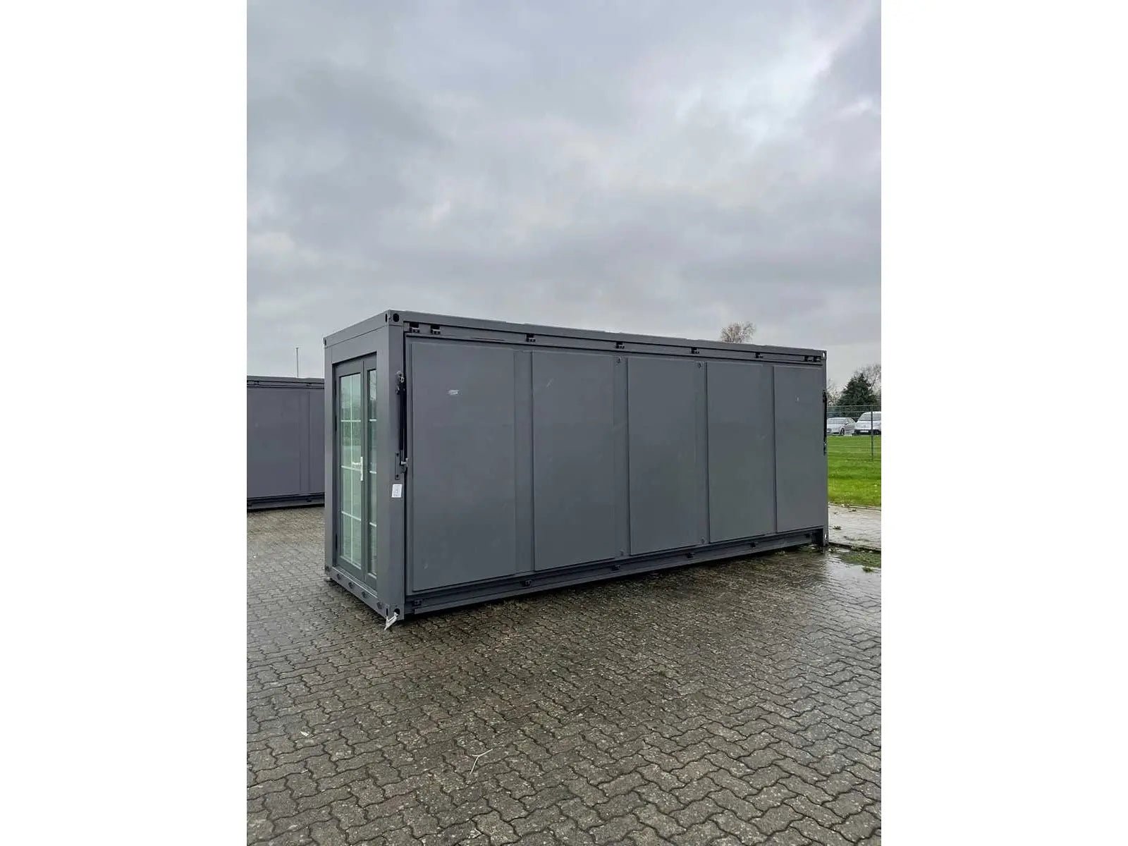 Winziges Haus, das neu und unbewohnt ist