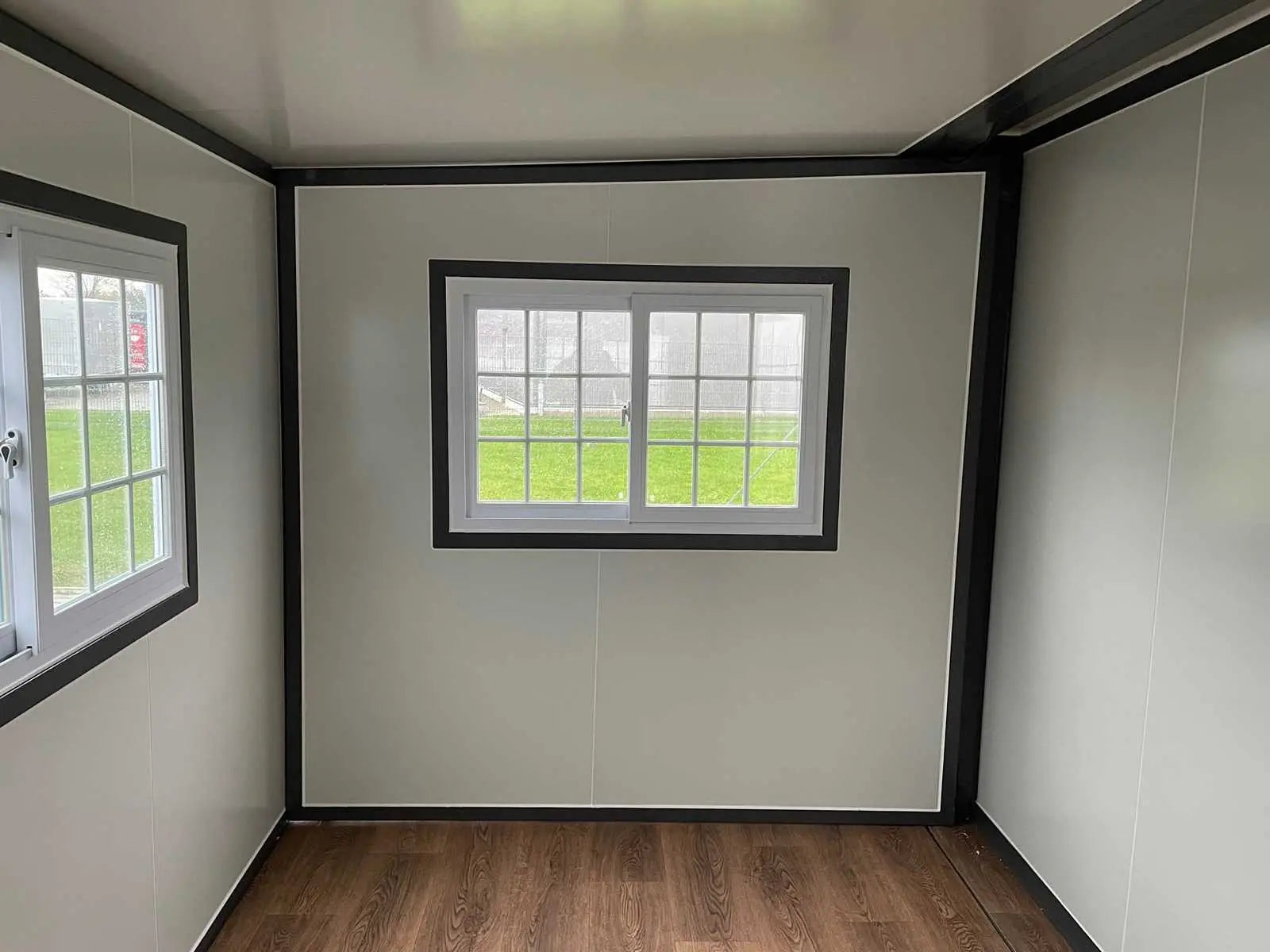 Winziges Haus, das neu und unbewohnt ist