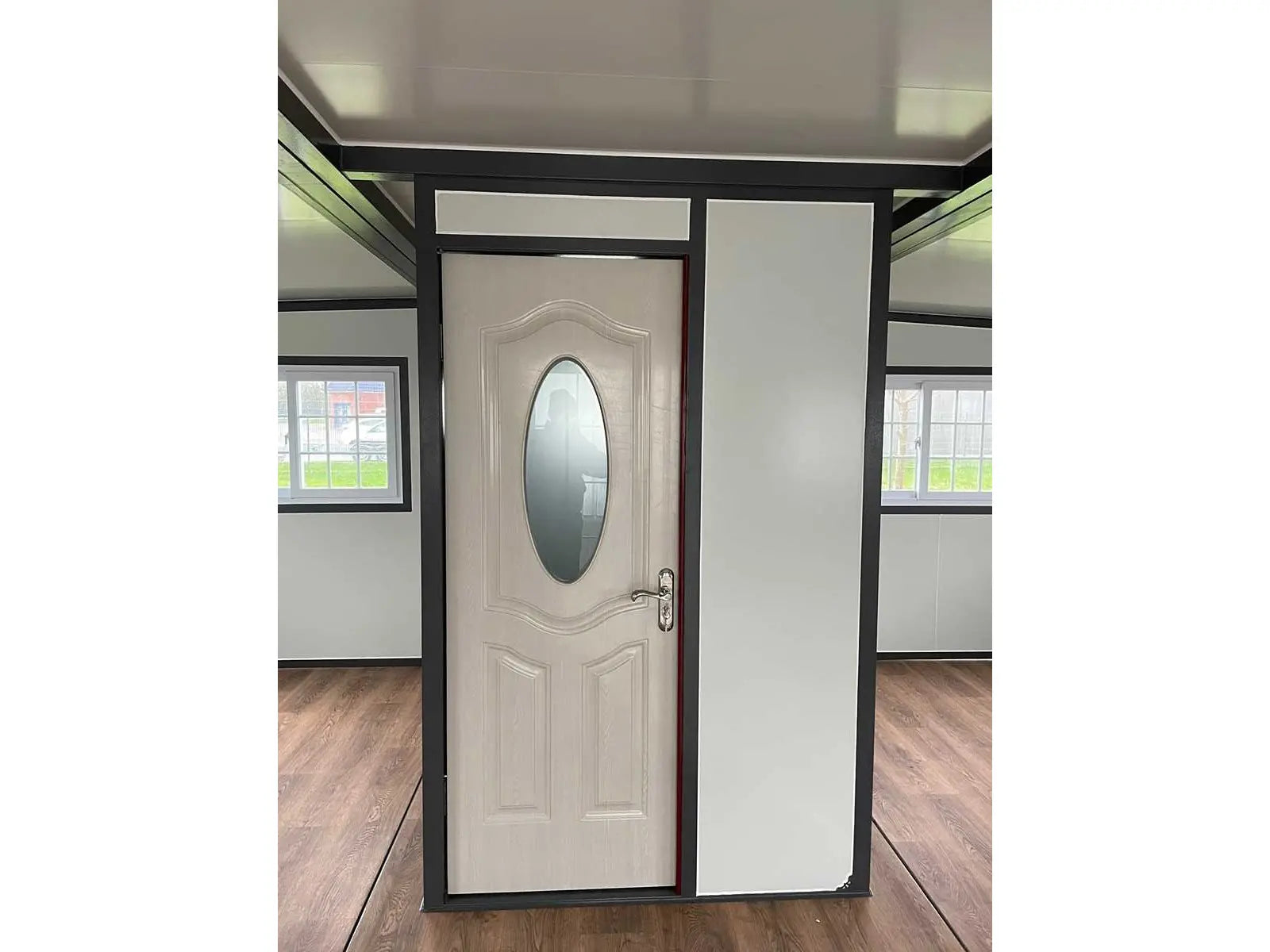 Winziges Haus, das neu und unbewohnt ist