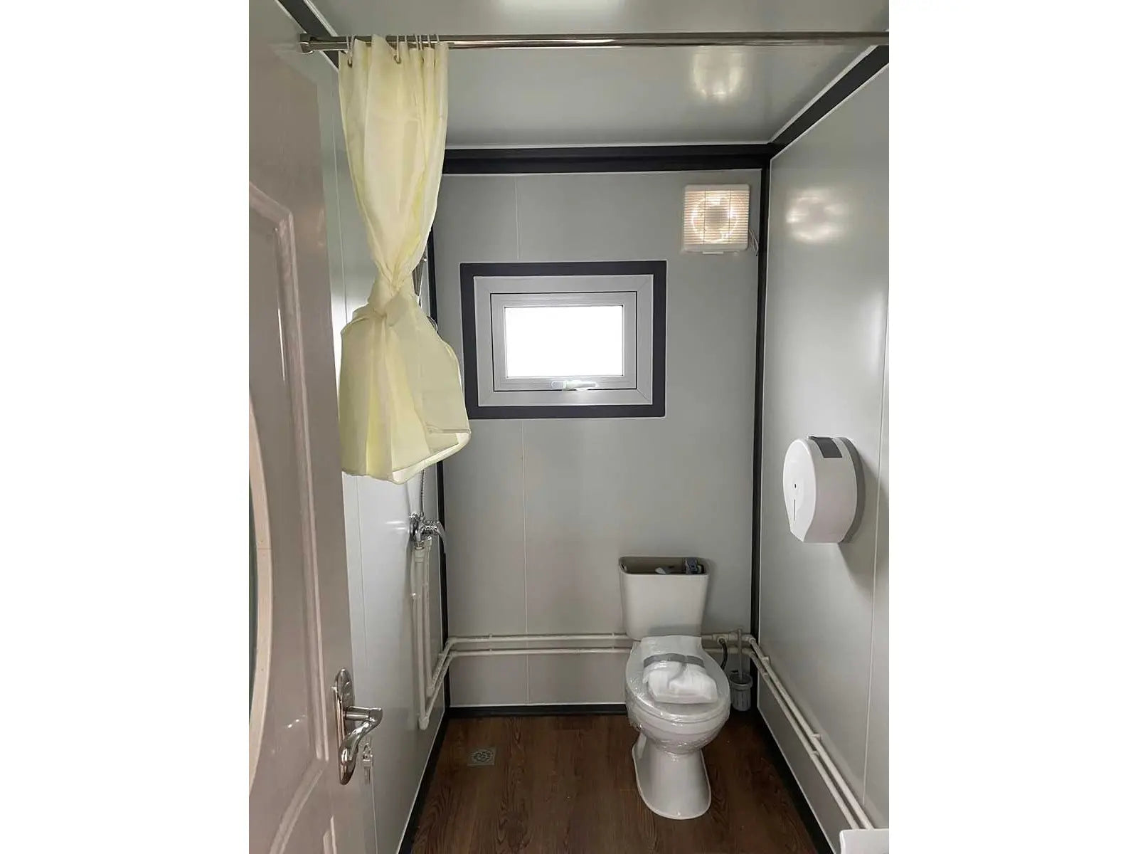 Winziges Haus, das neu und unbewohnt ist