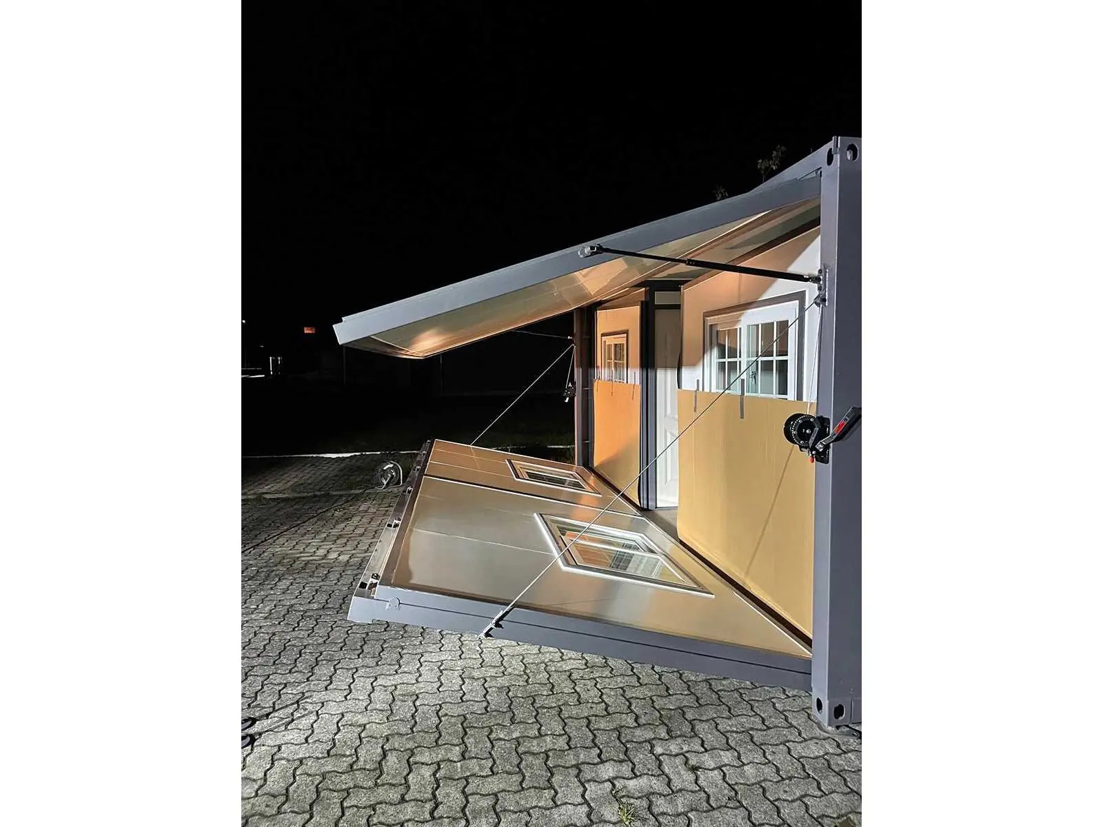 Winziges Haus, das neu und unbewohnt ist