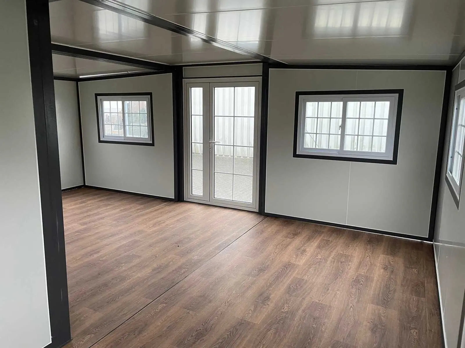 Winziges Haus, das neu und unbewohnt ist