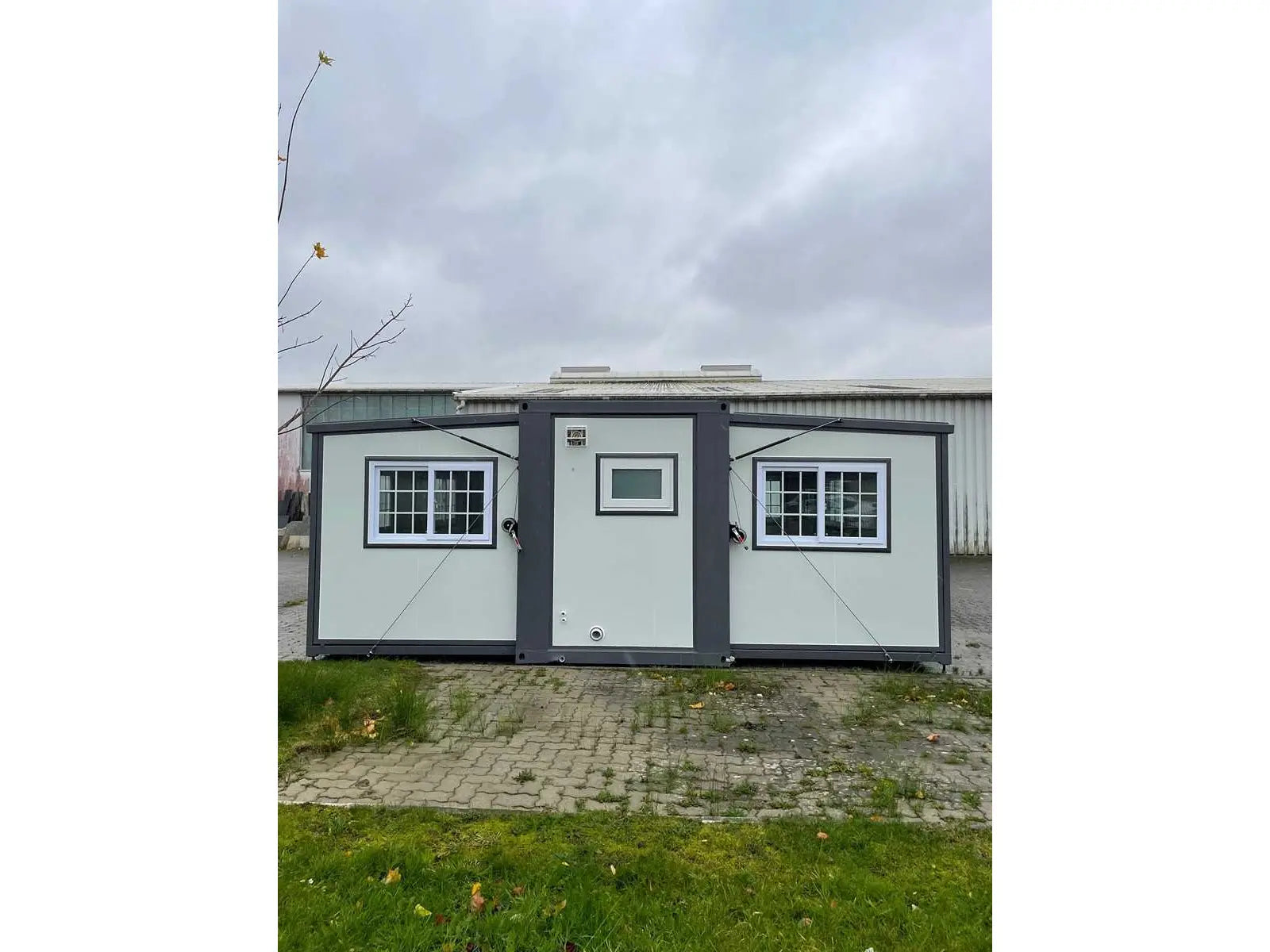 Winziges Haus, das neu und unbewohnt ist