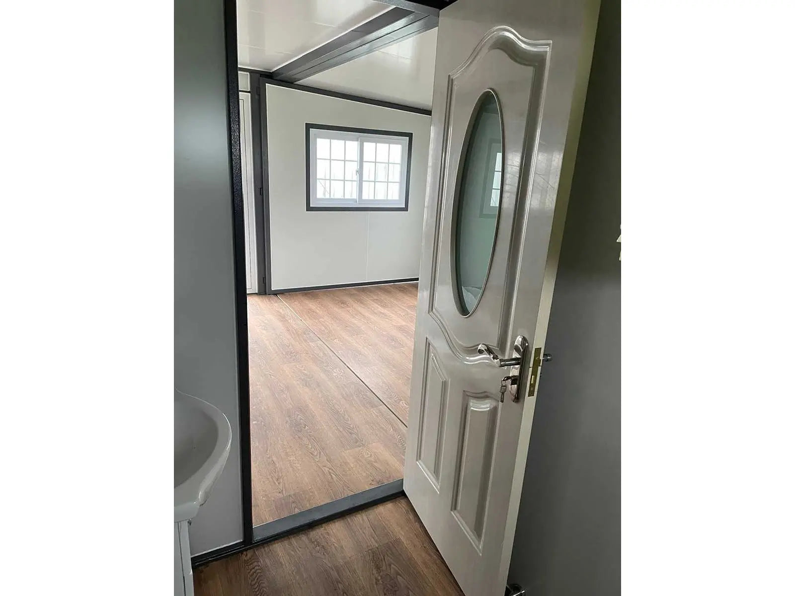 Winziges Haus, das neu und unbewohnt ist