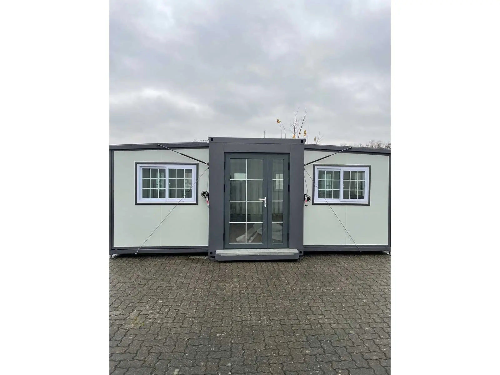 Winziges Haus, das neu und unbewohnt ist