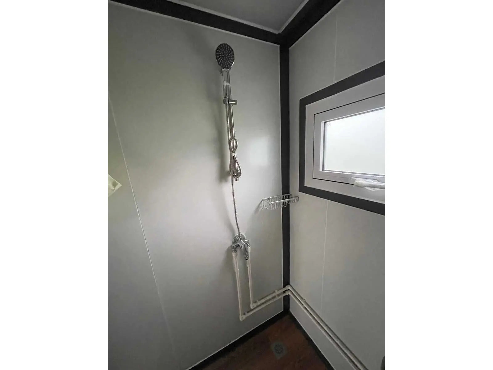 Winziges Haus, das neu und unbewohnt ist