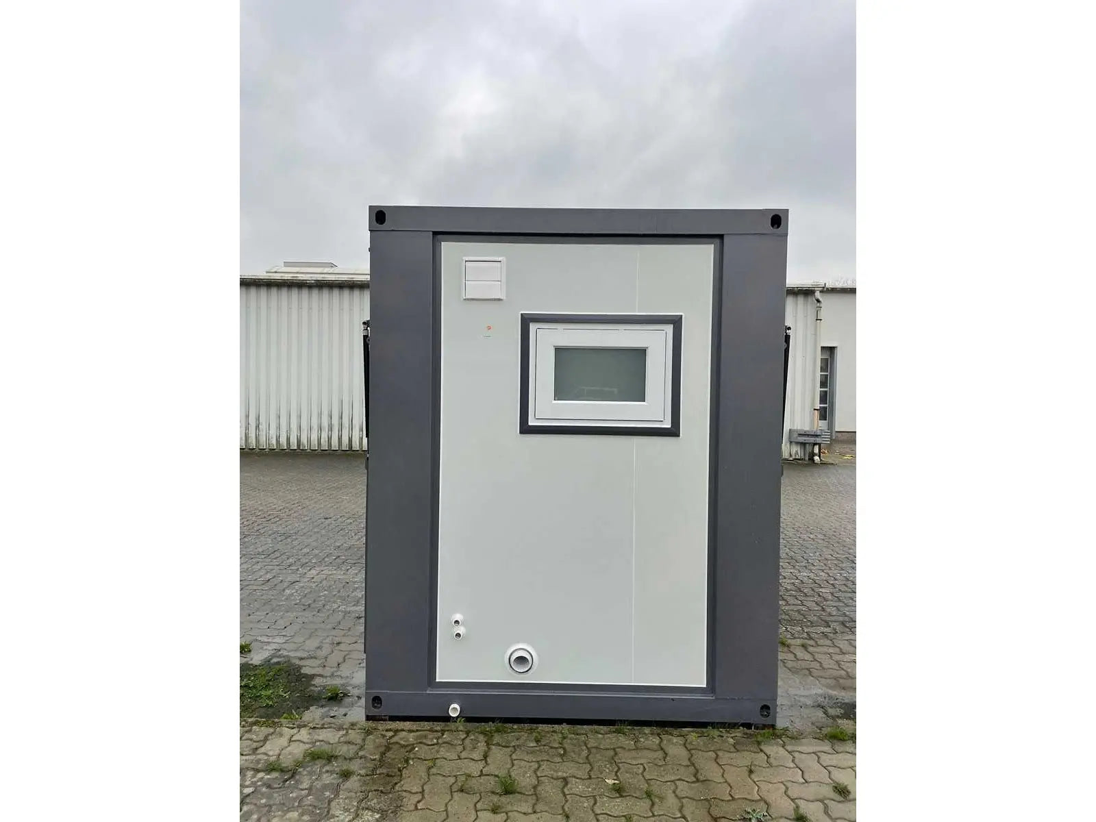 Winziges Haus, das neu und unbewohnt ist