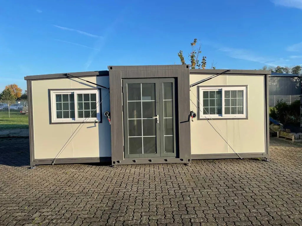 Winziges Haus, das neu und unbewohnt ist