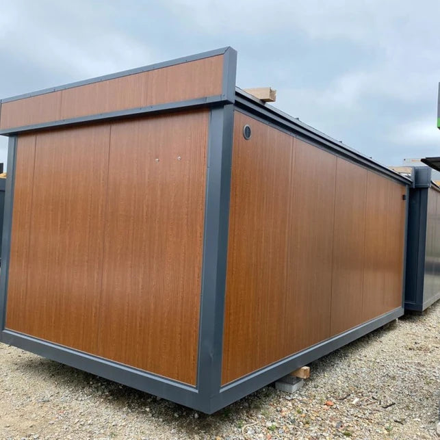 BUNGALOW MIT GEWERBLICHEM SANITÄR-, BÜRO- UND WOHNGEBÄUDE 3×7