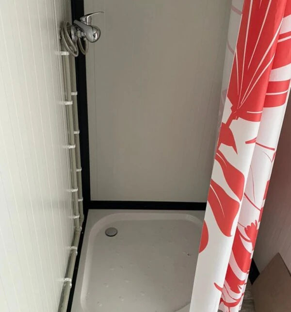 BUNGALOW MIT GEWERBLICHEM SANITÄR-, BÜRO- UND WOHNGEBÄUDE 3×7