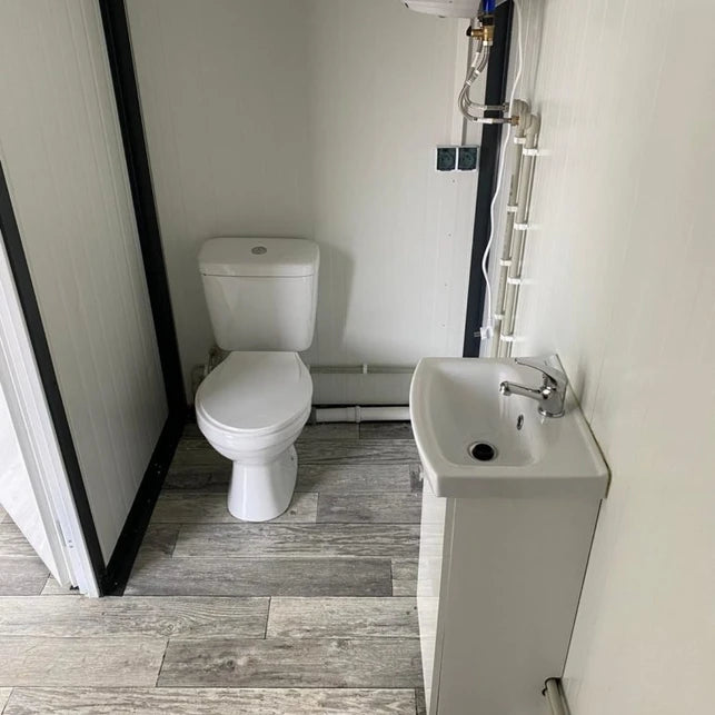 BUNGALOW MIT GEWERBLICHEM SANITÄR-, BÜRO- UND WOHNGEBÄUDE 3×7