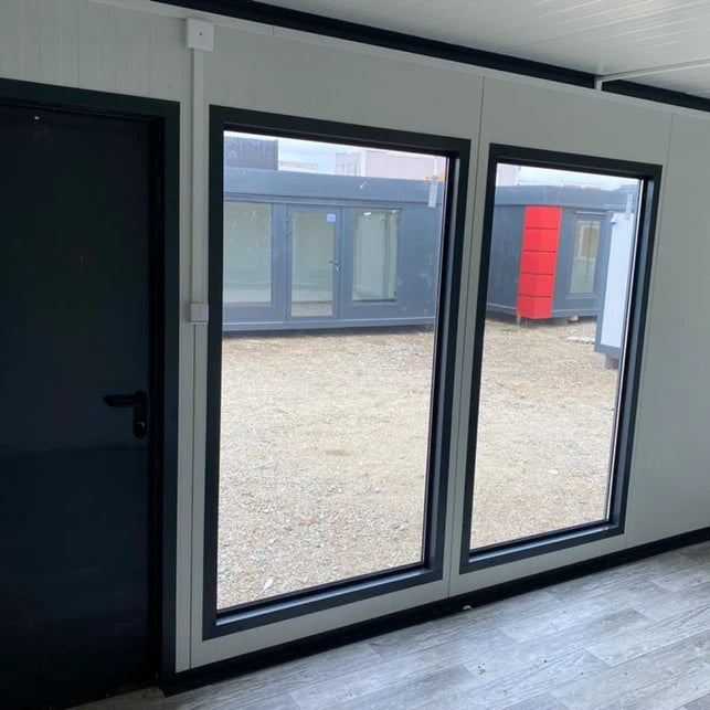 BUNGALOW MIT GEWERBLICHEM SANITÄR-, BÜRO- UND WOHNGEBÄUDE 3×7