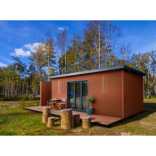 Ein Container wurde in einen modernen und eleganten Wohnraum im Freien umgewandelt.