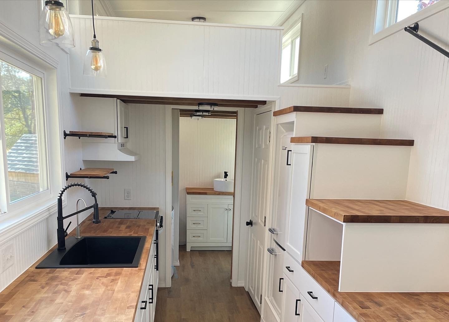 Helles und luftiges Tiny House 35m² auf Rädern mit 2 Schlafzimmern – 1 Badezimmer