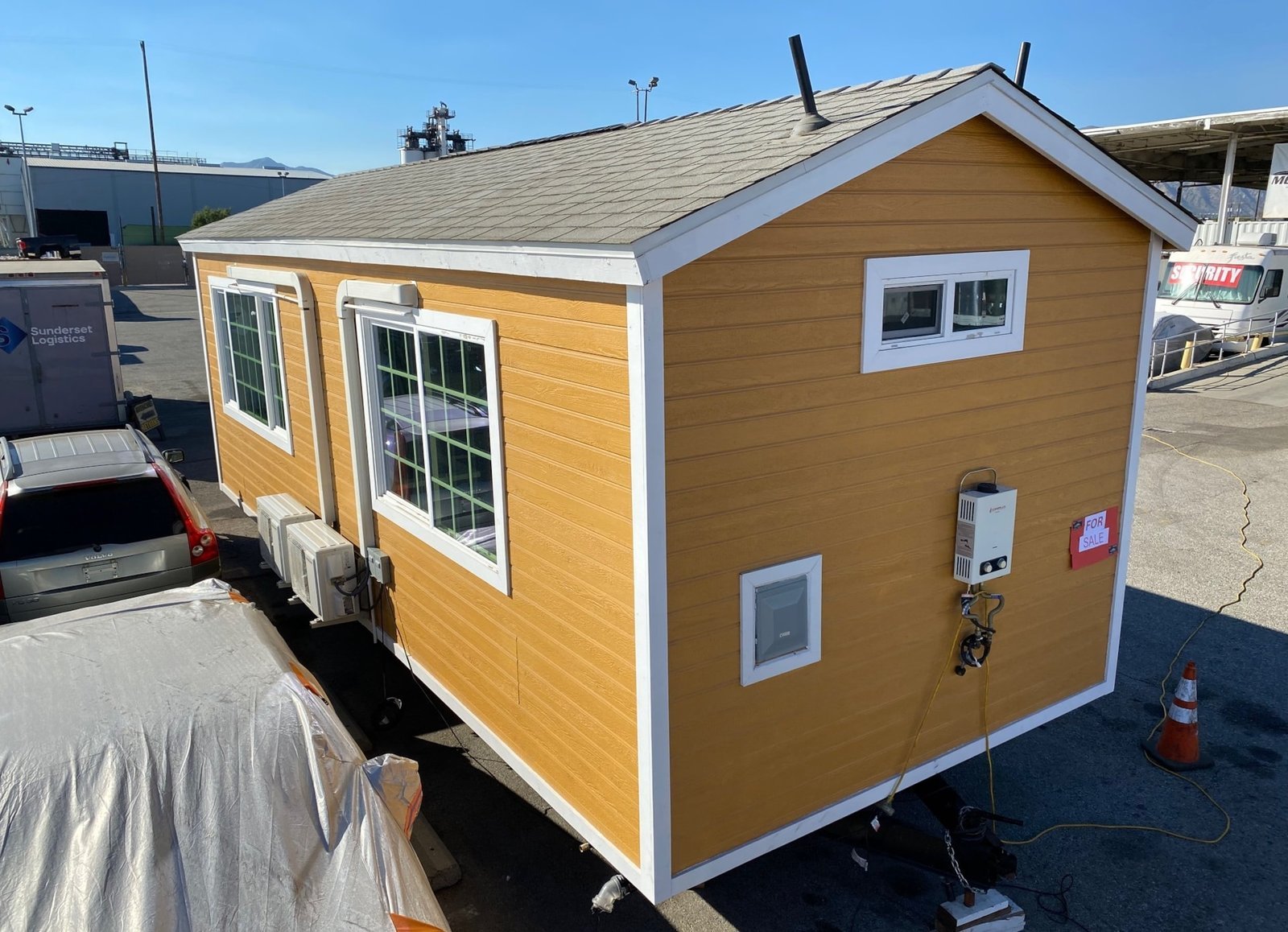 Tiny House auf einem 30m² großen Wohnwagen mit doppelter Klimaanlage