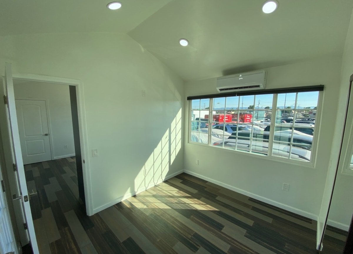 Tiny House auf einem 30m² großen Wohnwagen mit doppelter Klimaanlage