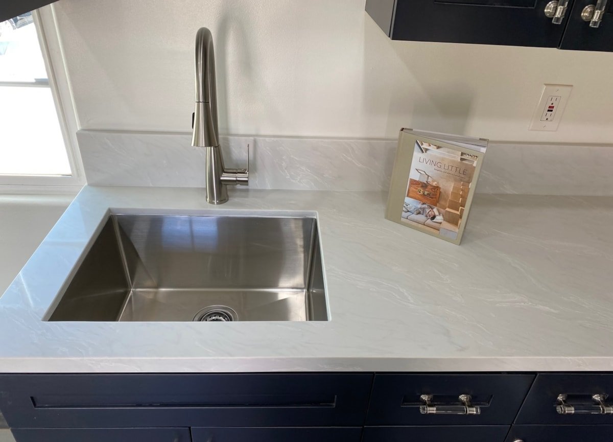 Tiny House auf einem 30m² großen Wohnwagen mit doppelter Klimaanlage