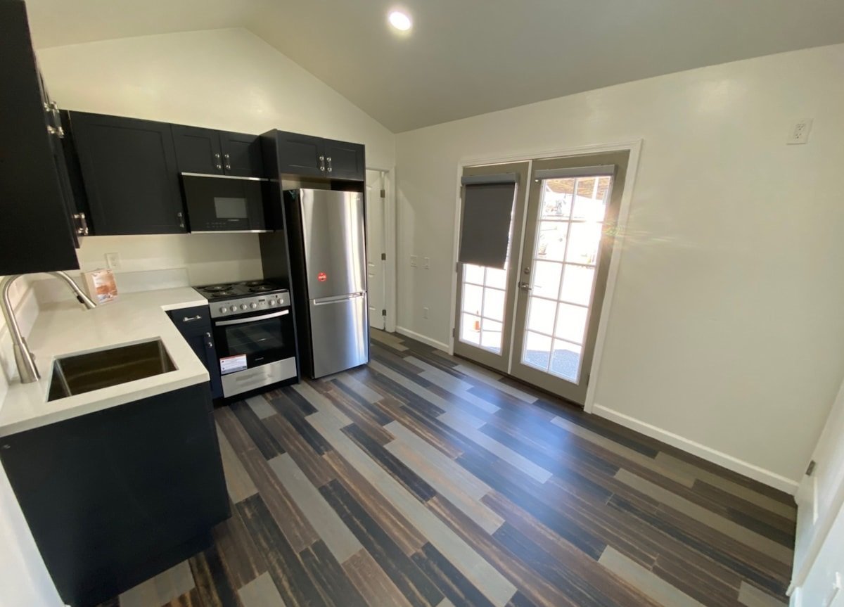 Tiny House auf einem 30m² großen Wohnwagen mit doppelter Klimaanlage