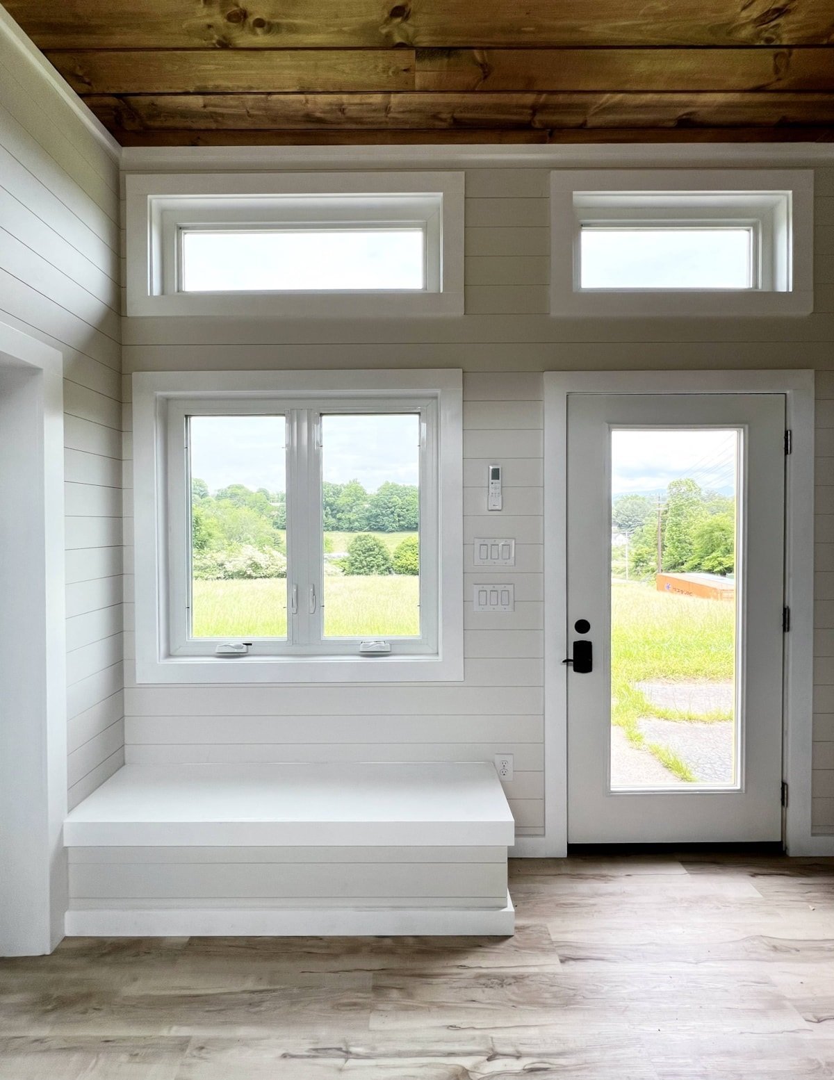 Tiny House mit Schlafzimmer und Dachboden im Erdgeschoss