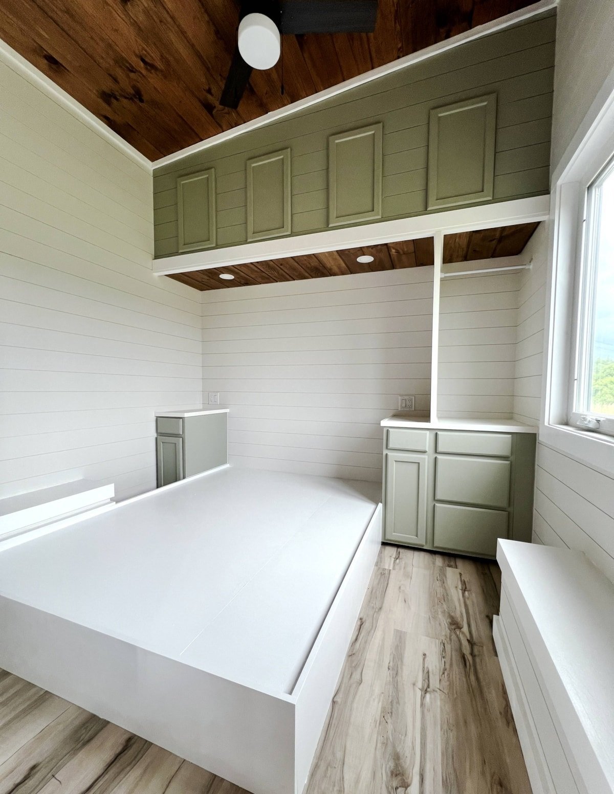 Tiny House mit Schlafzimmer und Dachboden im Erdgeschoss