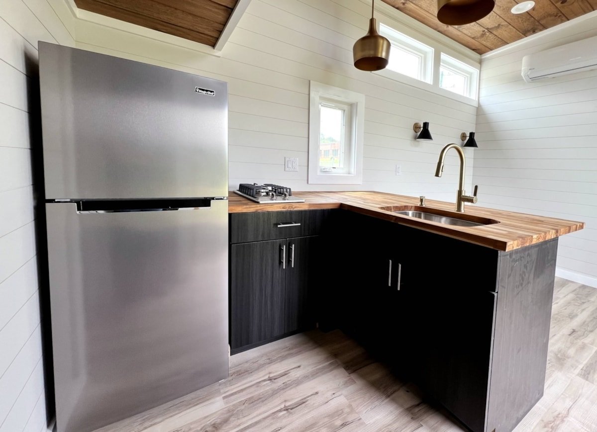 Tiny House mit Schlafzimmer und Dachboden im Erdgeschoss