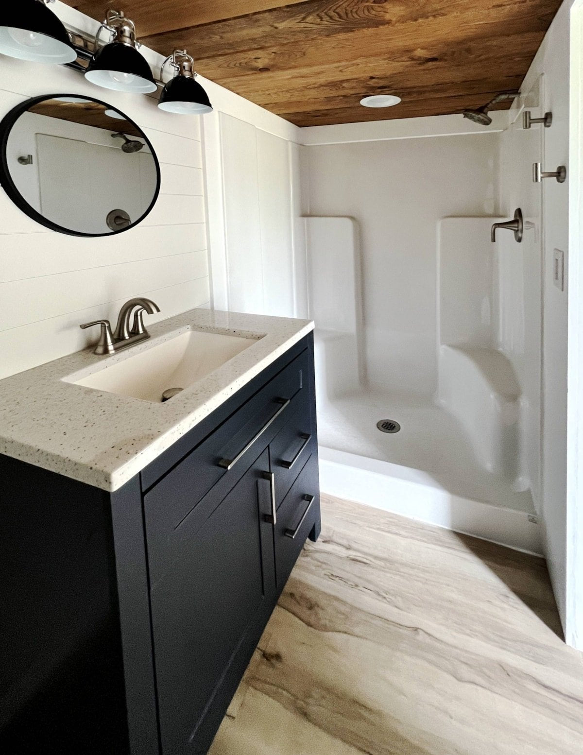 Tiny House mit Schlafzimmer und Dachboden im Erdgeschoss