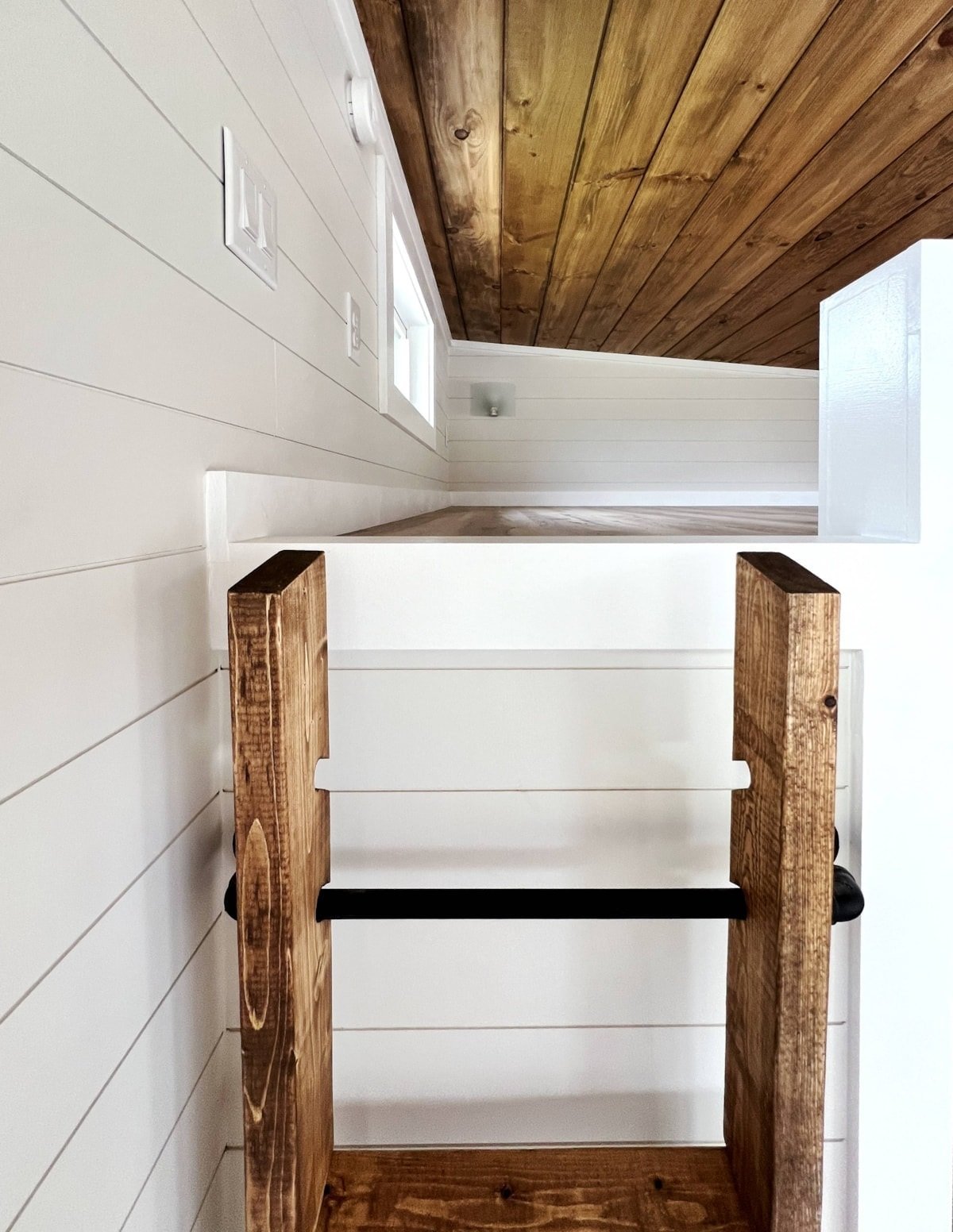 Tiny House mit Schlafzimmer und Dachboden im Erdgeschoss