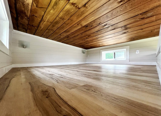 Tiny House mit Schlafzimmer und Dachboden im Erdgeschoss